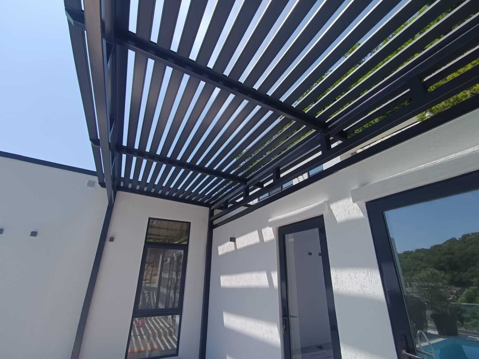 пергола из металлического планкена RAL7024 серый графит фото4 в Владимире