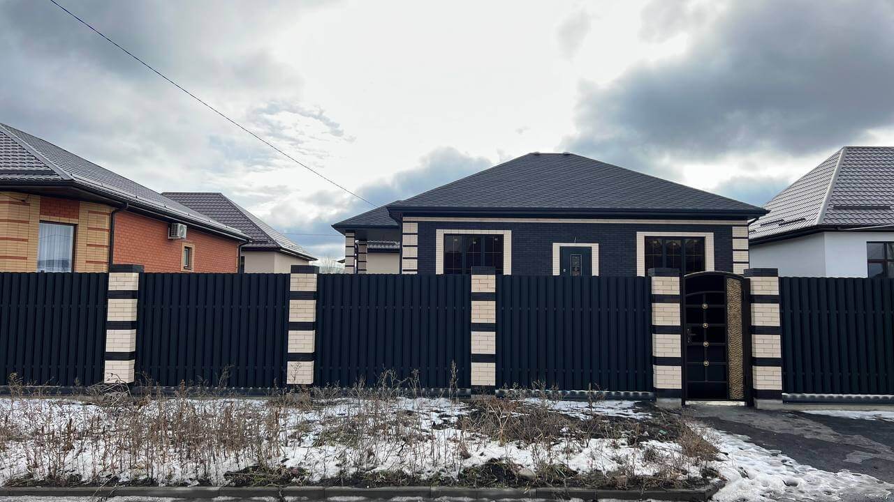 Забор из металлического штакетника RAL9005 Черный МАТТЕ фото 3 в Владимире