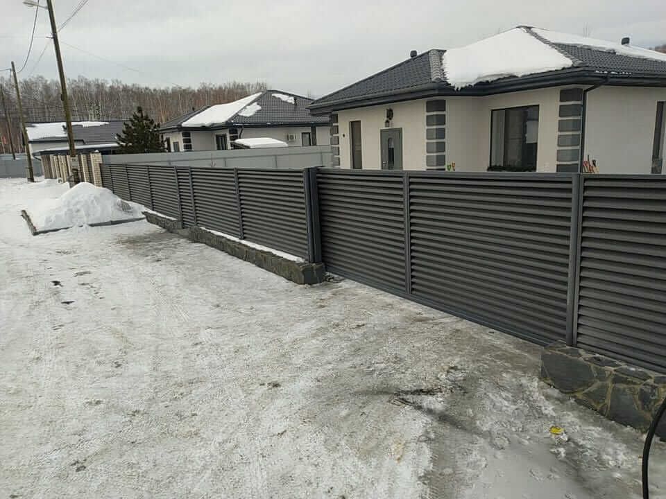 Забор-жалюзи с входной группой 26м RAL7024 Серый Графит МАТТЕ фото 1 в Владимире