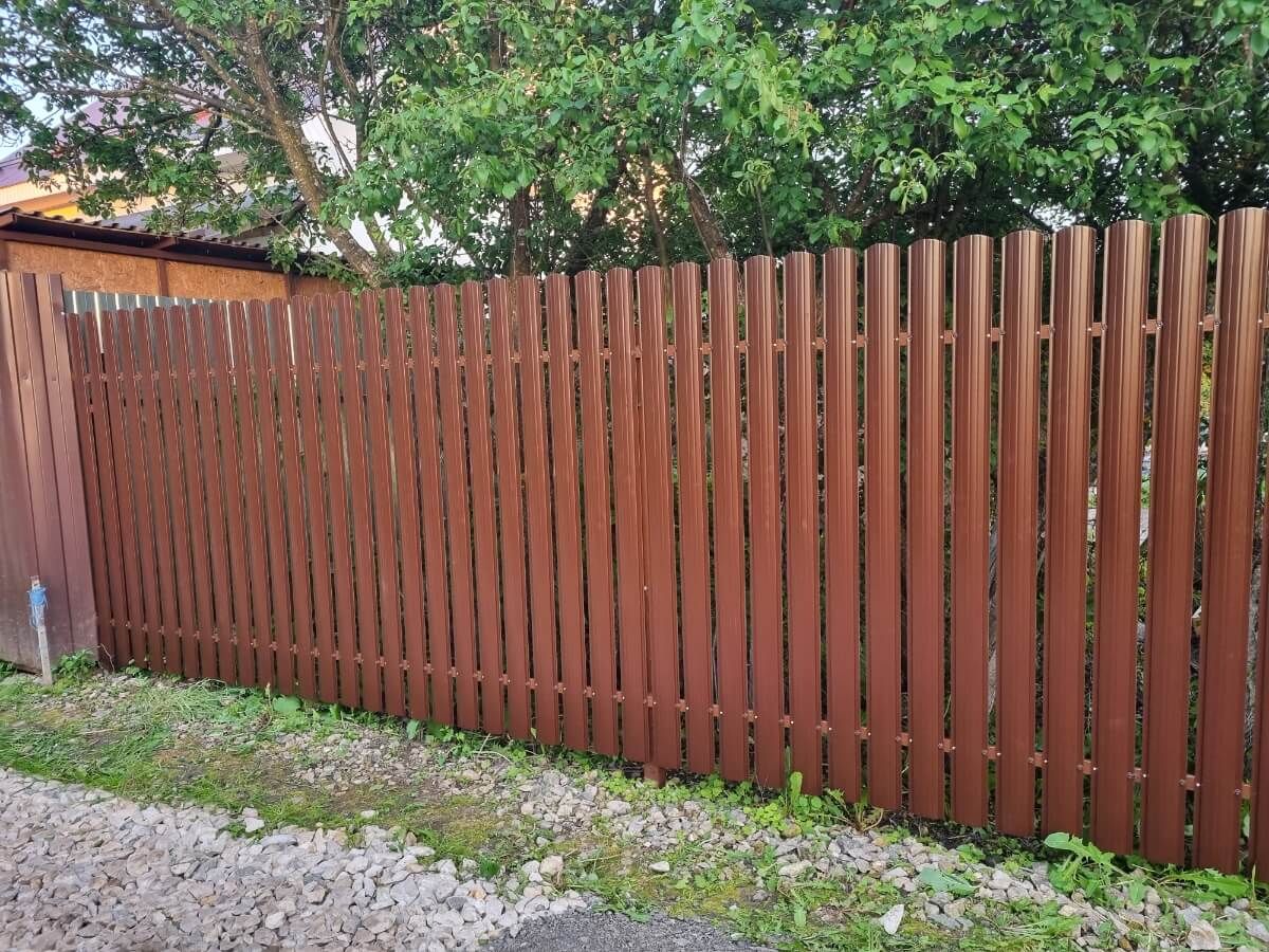 Забор из полукруглого штакетника 16м RAL8017/RAL8017 Шоколад 2-х сторонний в Владимире