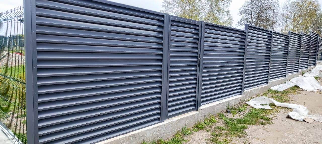 Забор-жалюзи из ламелей ЭКО-Z 24м RAL7024 Серый Графит фото 2 в Владимире
