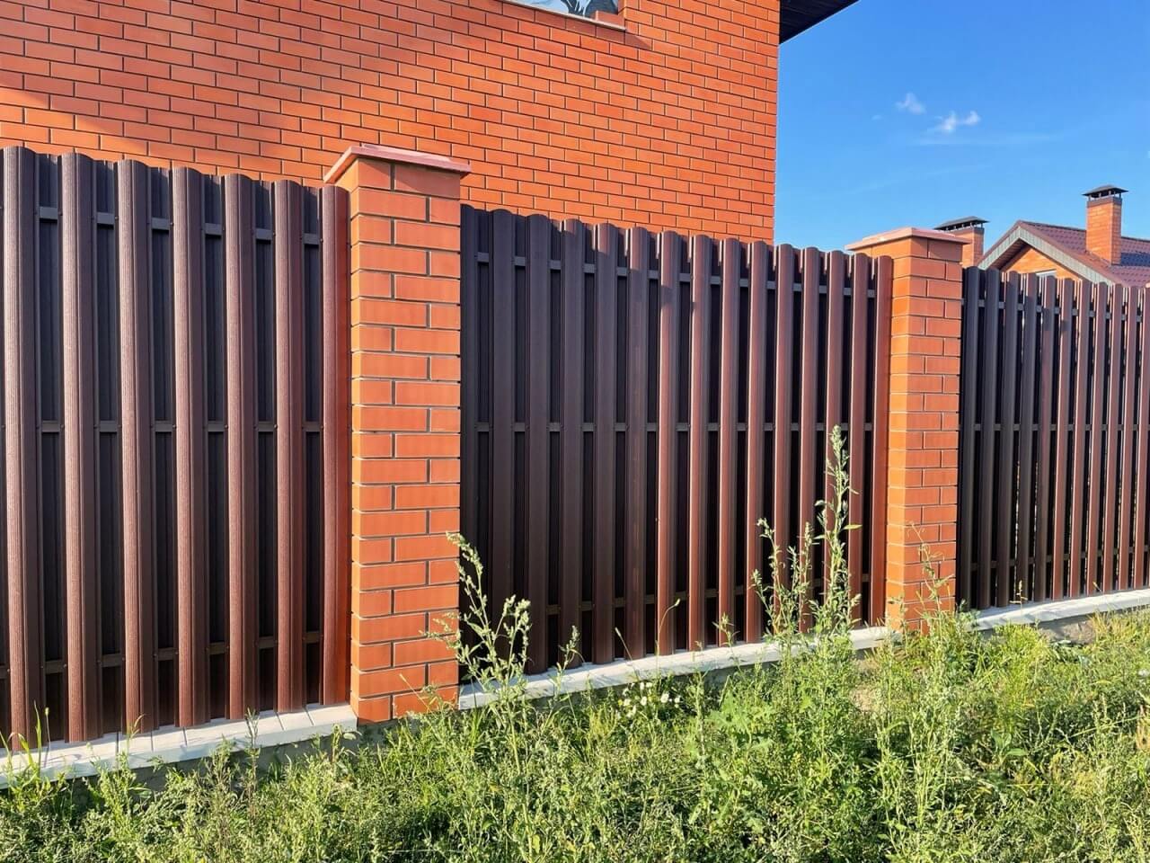 Забор из фигурного штакетника 23м RAL8017/8017 Шоколад двусторонний фото 3 в Владимире