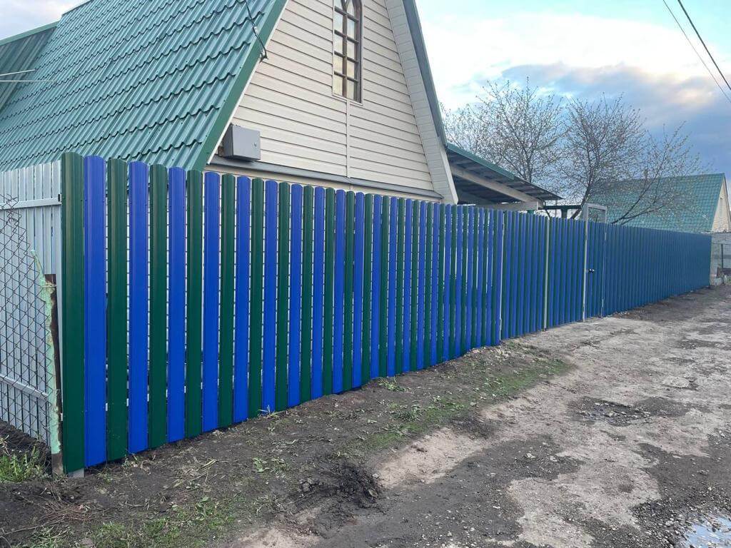 Забор из штакетника двух цветов 16м RAL6005 Зеленый Мох + RAL5002 Синий Ультрамарин фото 2 в Владимире