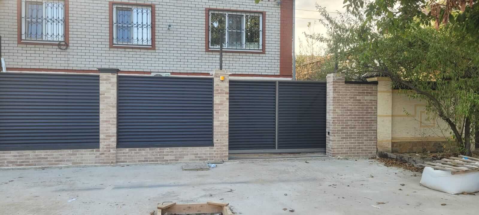 Забор-жалюзи с ламелями ЭКО-Z US усиленные 20м RAL7024/7024 Серый Графит двусторонний МАТТЕ фото 2 в Владимире