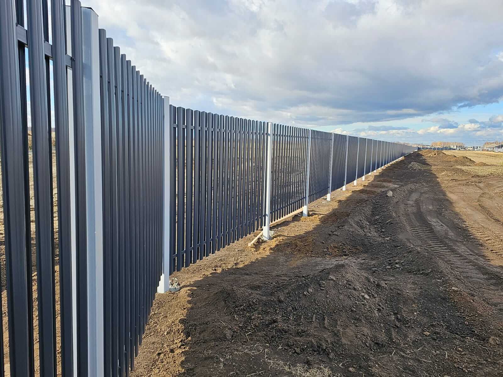 Забор из евроштакетника 234м RAL7024/7024 Серый Графит двусторонний фото 4 в Владимире