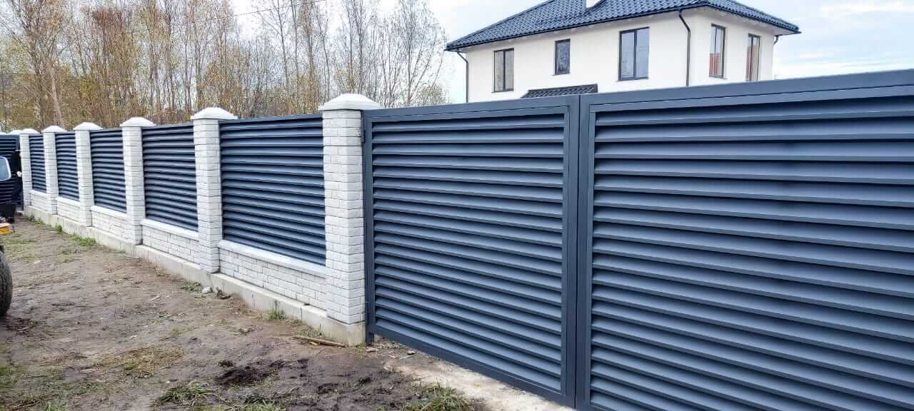 Забор-жалюзи из ламелей ЭКО-Z 32м RAL7024 Серый Графит МАТТЕ фото 5 в Владимире