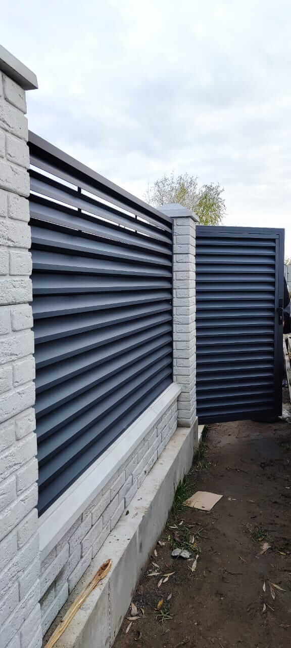 Забор-жалюзи из ламелей ЭКО-Z 32м RAL7024 Серый Графит МАТТЕ фото 4 в Владимире
