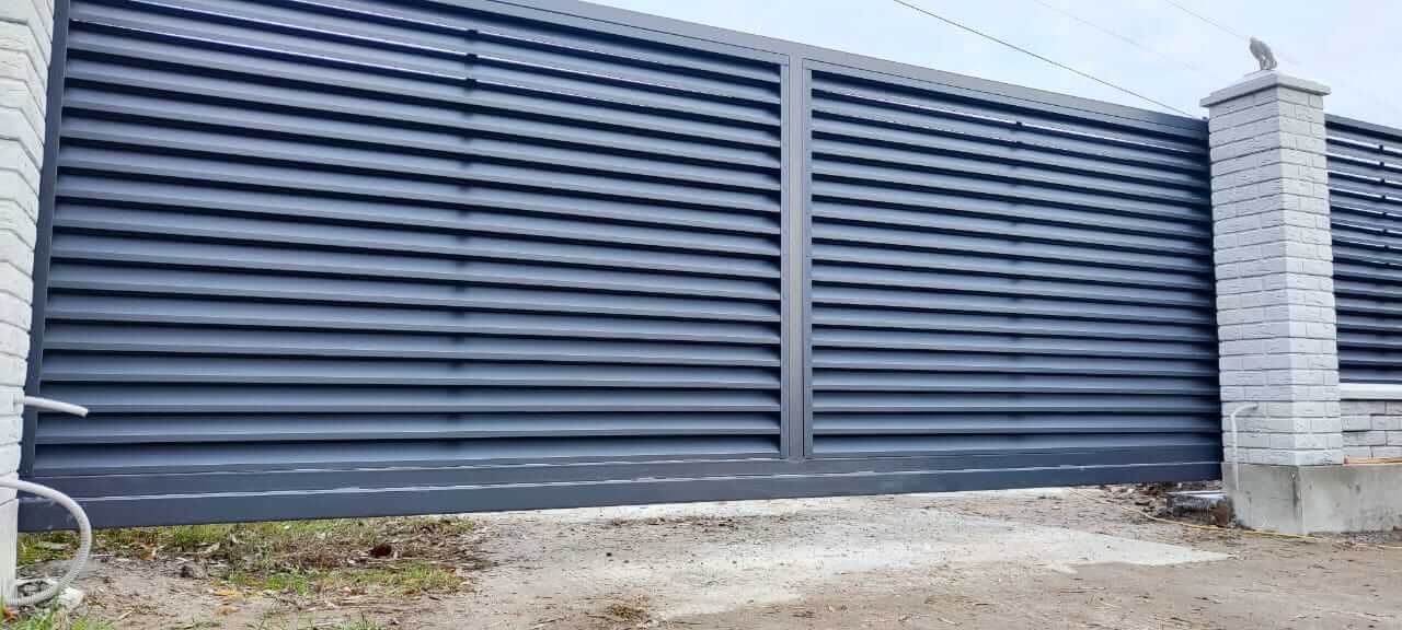 Забор-жалюзи из ламелей ЭКО-Z 32м RAL7024 Серый Графит МАТТЕ фото 3 в Владимире
