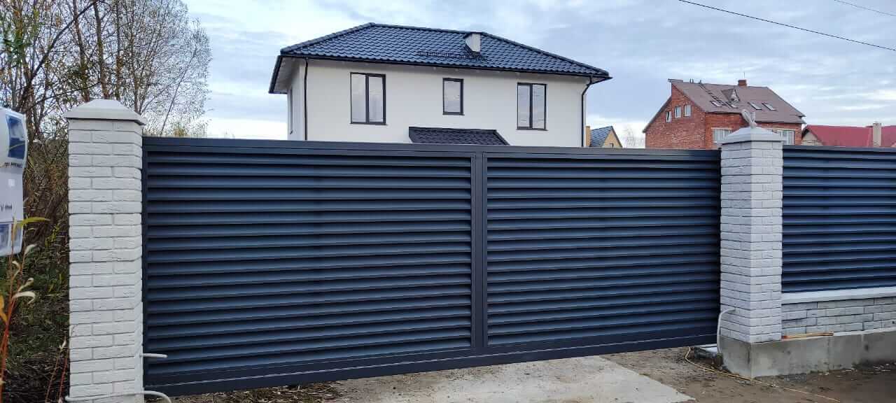 Забор-жалюзи из ламелей ЭКО-Z 32м RAL7024 Серый Графит МАТТЕ фото 2 в Владимире
