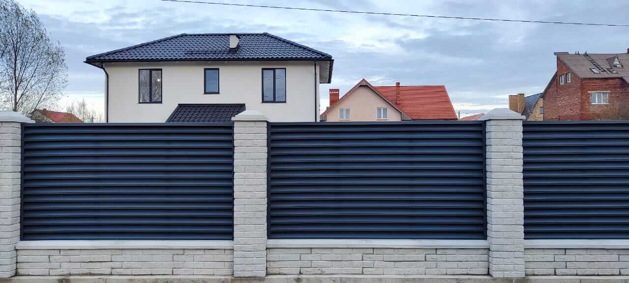 Забор-жалюзи из ламелей ЭКО-Z 32м RAL7024 Серый Графит МАТТЕ в Владимире