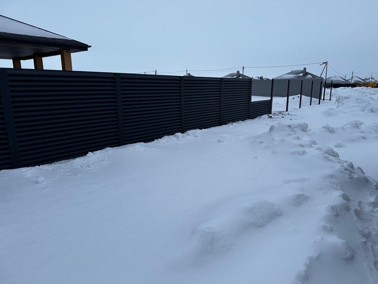Забор-жалюзи из ламелей еврожалюзи 57м RAL7024 Серый Графит МАТТЕ фото 6 в Владимире