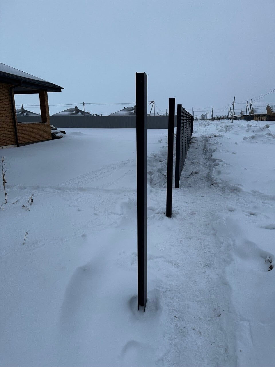 Забор-жалюзи из ламелей еврожалюзи 57м RAL7024 Серый Графит МАТТЕ фото 5 в Владимире