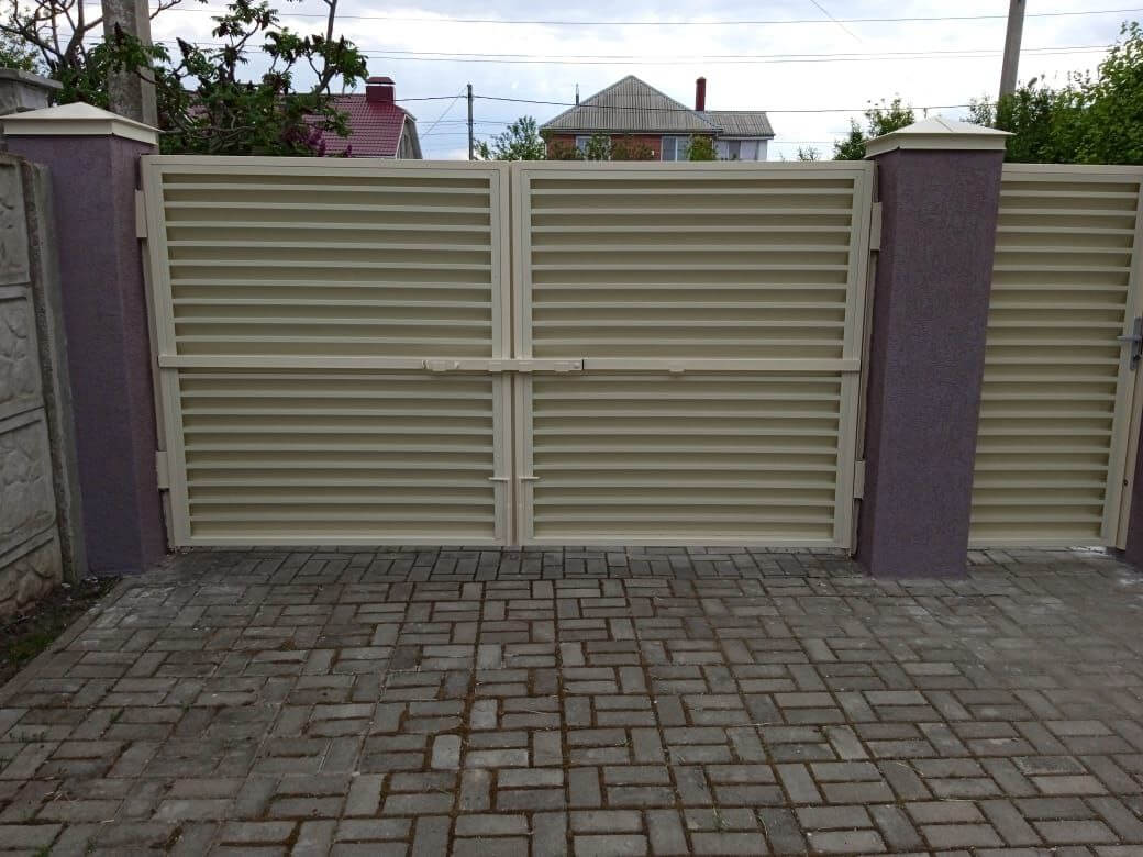 Забор-жалюзи с ламелями ЭКО-Z 10м RAL1015 Слоновая Кость фото 4 в Владимире