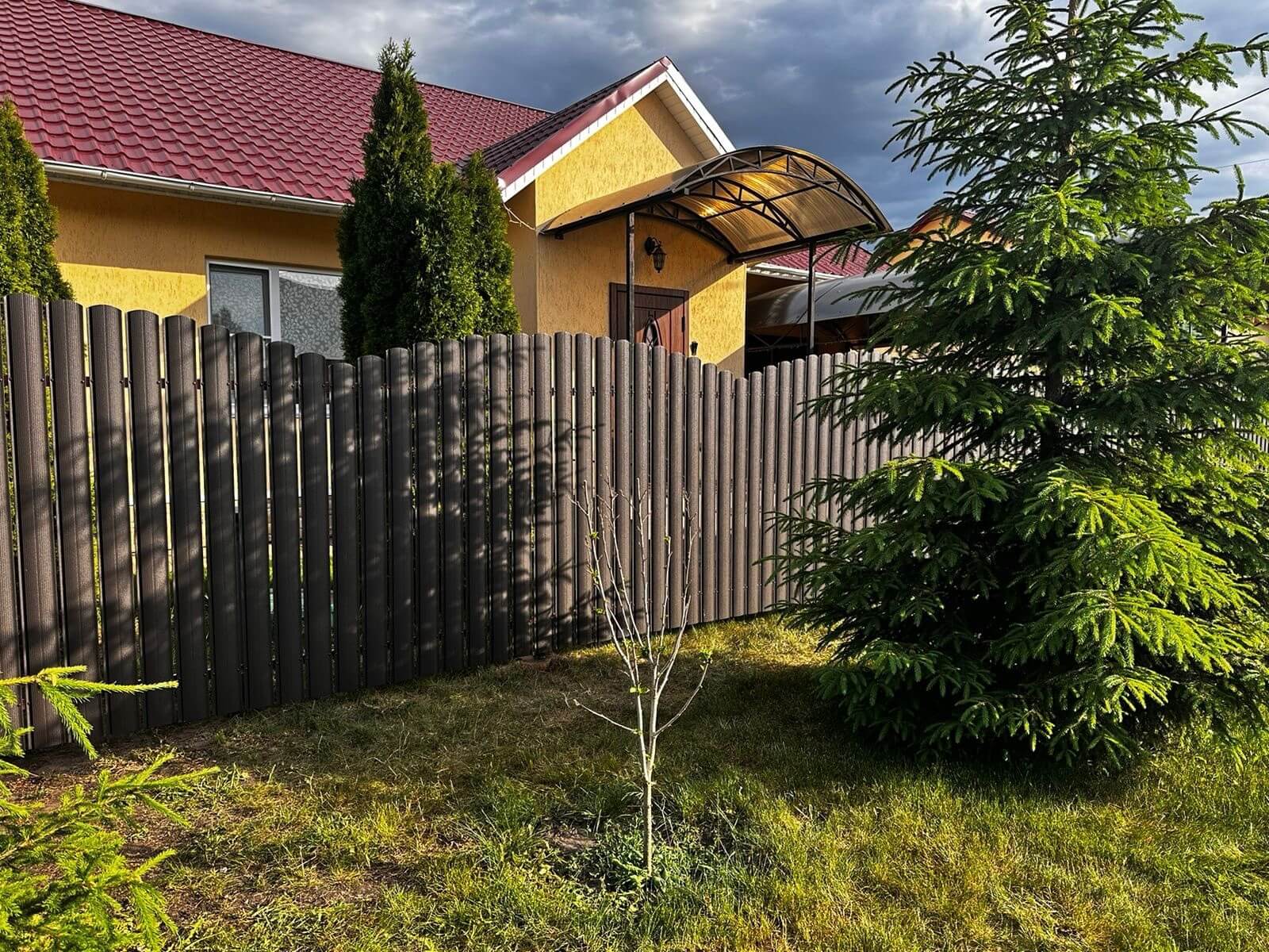 Забор из евроштакетника 37м RAL8019 Темный Шоколад МАТТЕ фото 4 в Владимире
