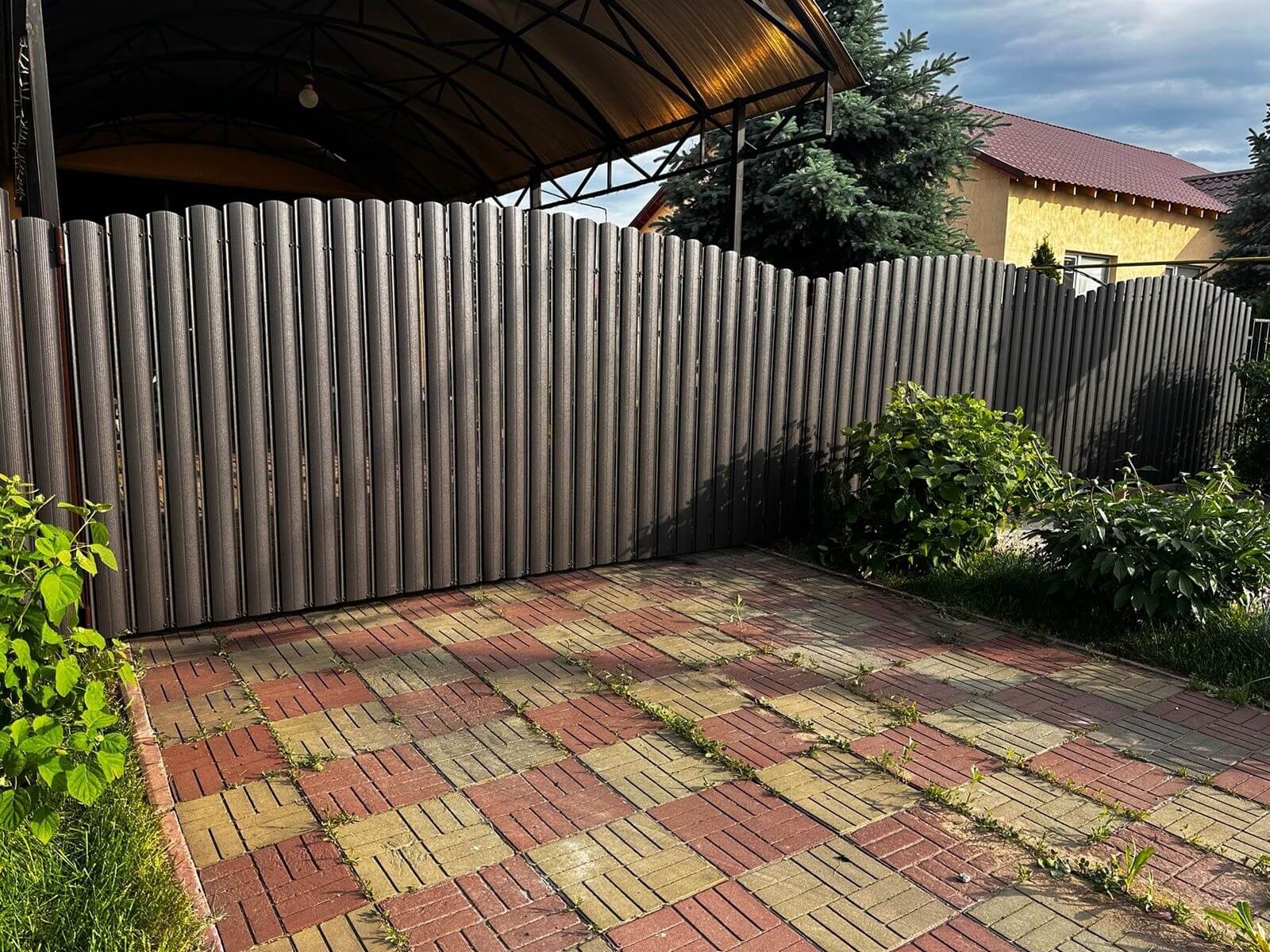 Забор из евроштакетника 37м RAL8019 Темный Шоколад МАТТЕ фото 2 в Владимире