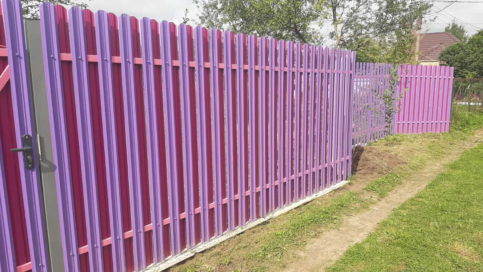 Двухцветный забор из евроштакетника 44м RAL4005 Сиреневый, RAL4006 Пурпурный фото 4 в Владимире