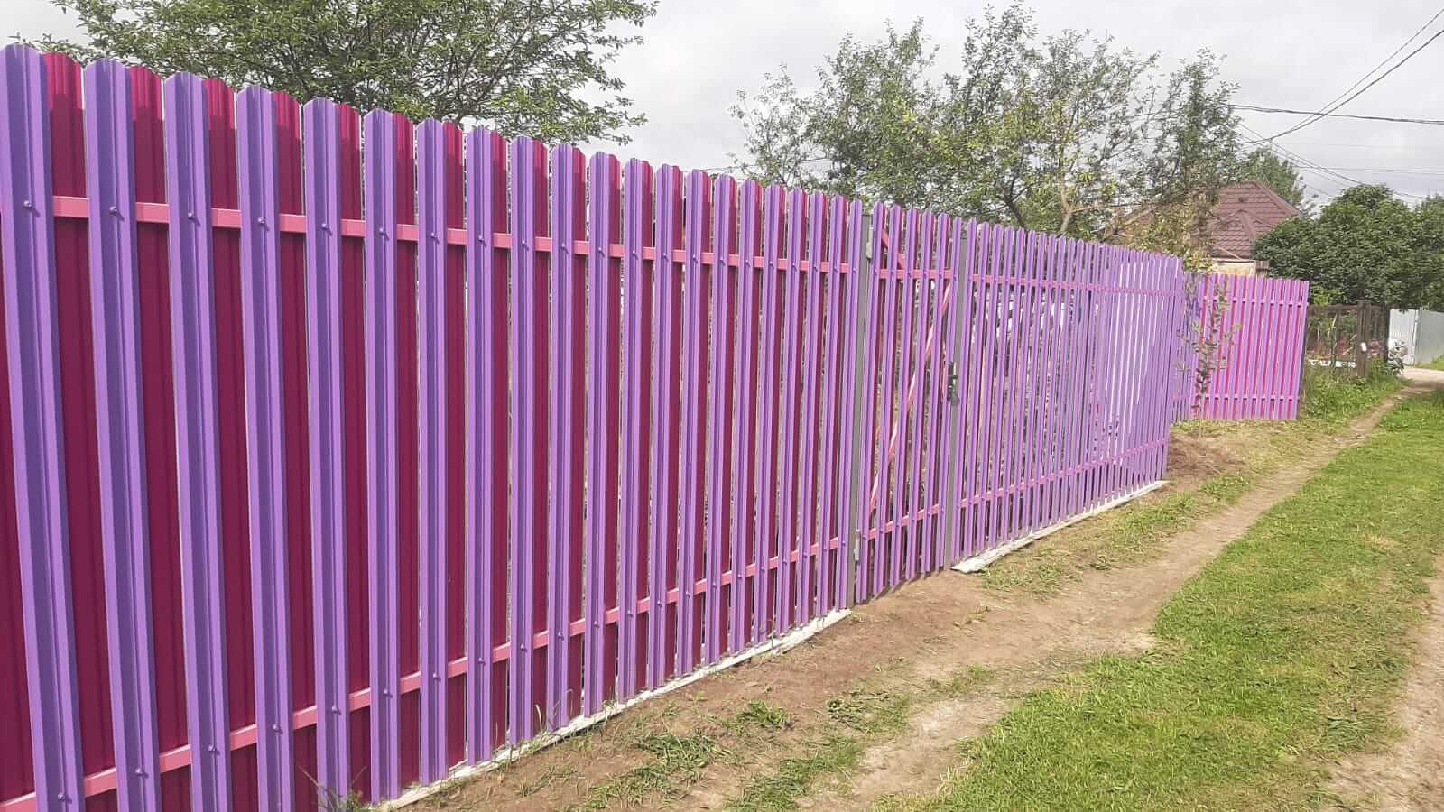 Двухцветный забор из евроштакетника 44м RAL4005 Сиреневый, RAL4006 Пурпурный фото 3 в Владимире