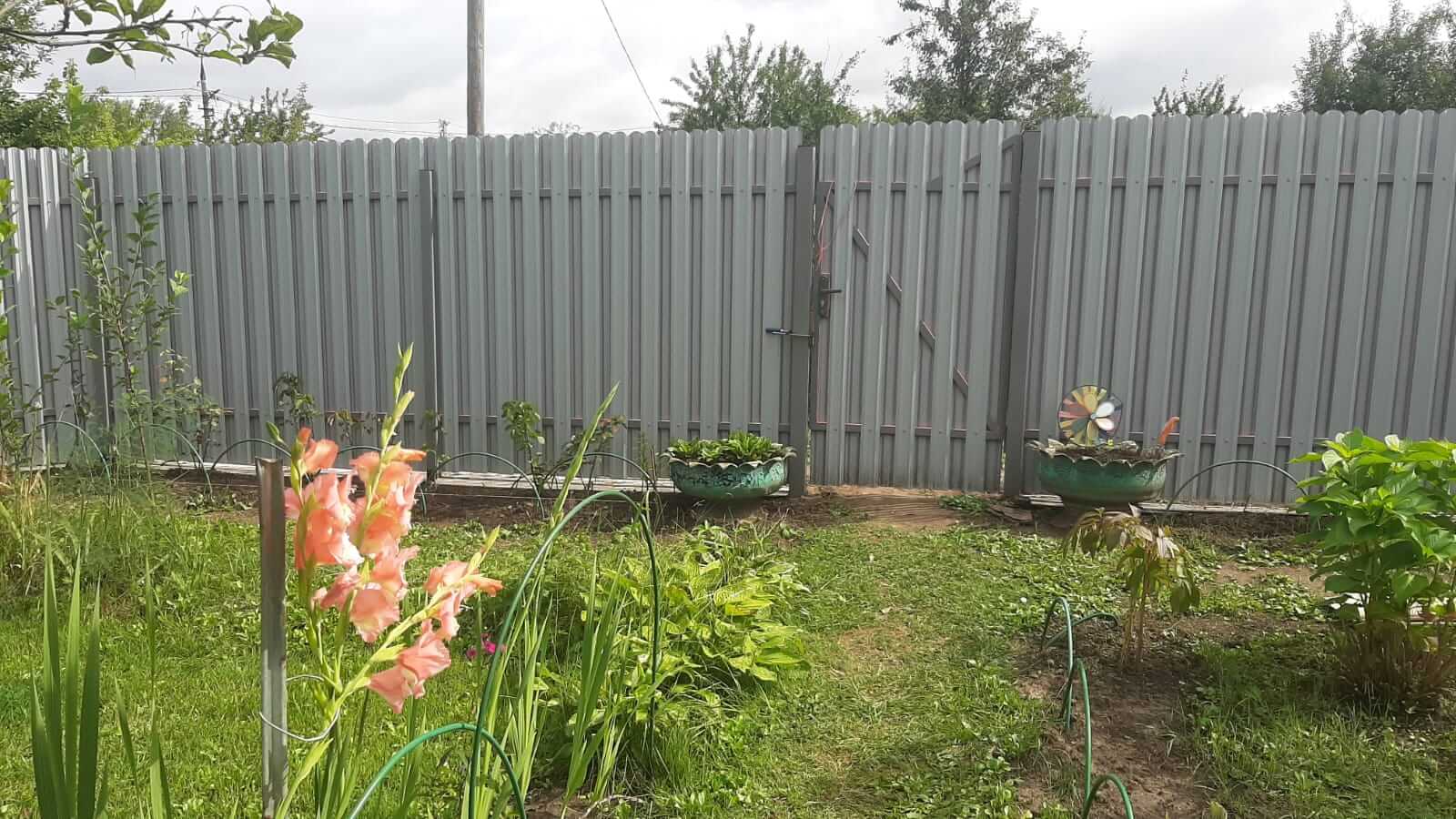 Двухцветный забор из евроштакетника 44м RAL4005 Сиреневый, RAL4006 Пурпурный фото 1 в Владимире