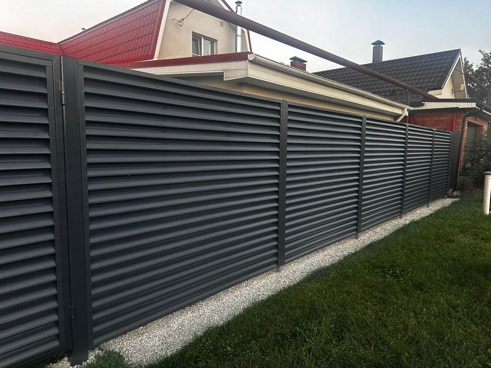 Забор из ламелей Еврожалюзи 26м RAL7024/7024 Серый Графит двусторонний фото 3 в Владимире