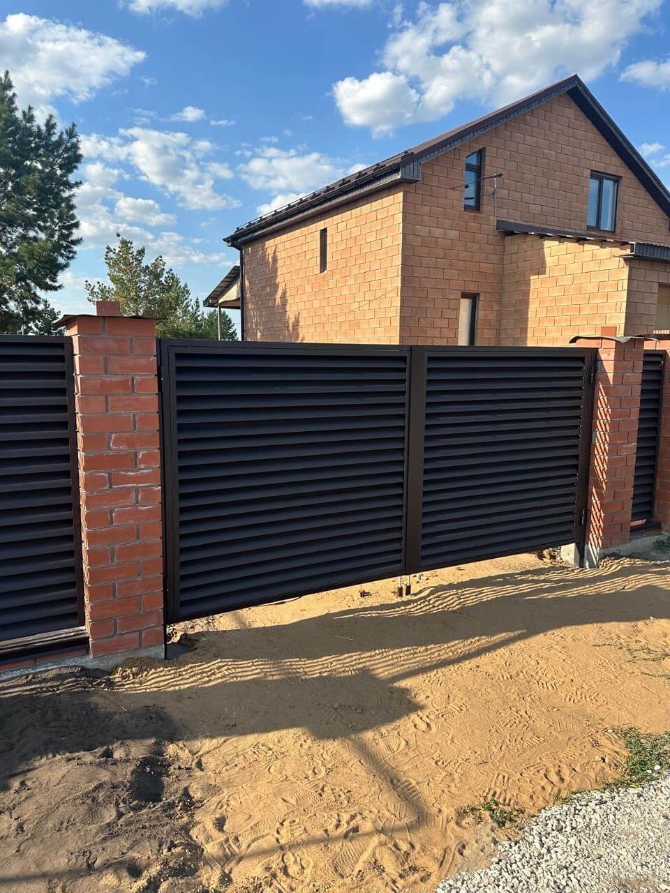 Забор-жалюзи из ламелей Еврожалюзи 38м RAL8019 Темный Шоколад МАТТЕ фото 4 в Владимире