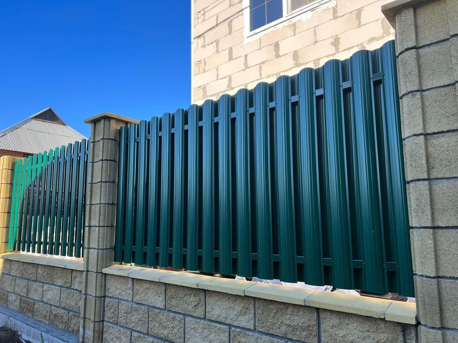 Забор из евроштакетника 22м RAL6005/6005 Зеленый Мох двусторонний фото 7 в Владимире