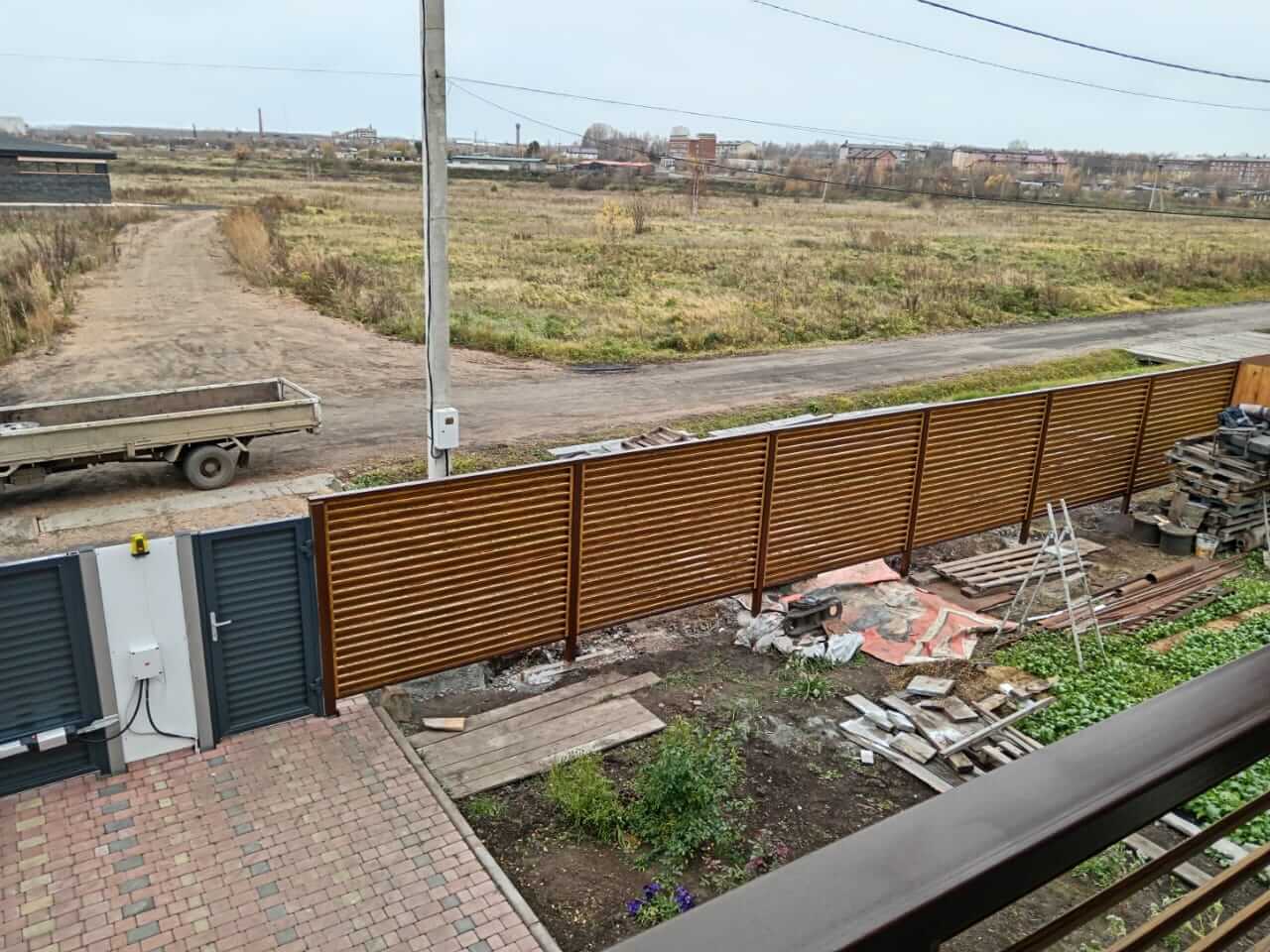 Забор-жалюзи 12м + балконное ограждение из ламелей Еврожалюзи Орех Миланский 3D Принтек фото 2 в Владимире