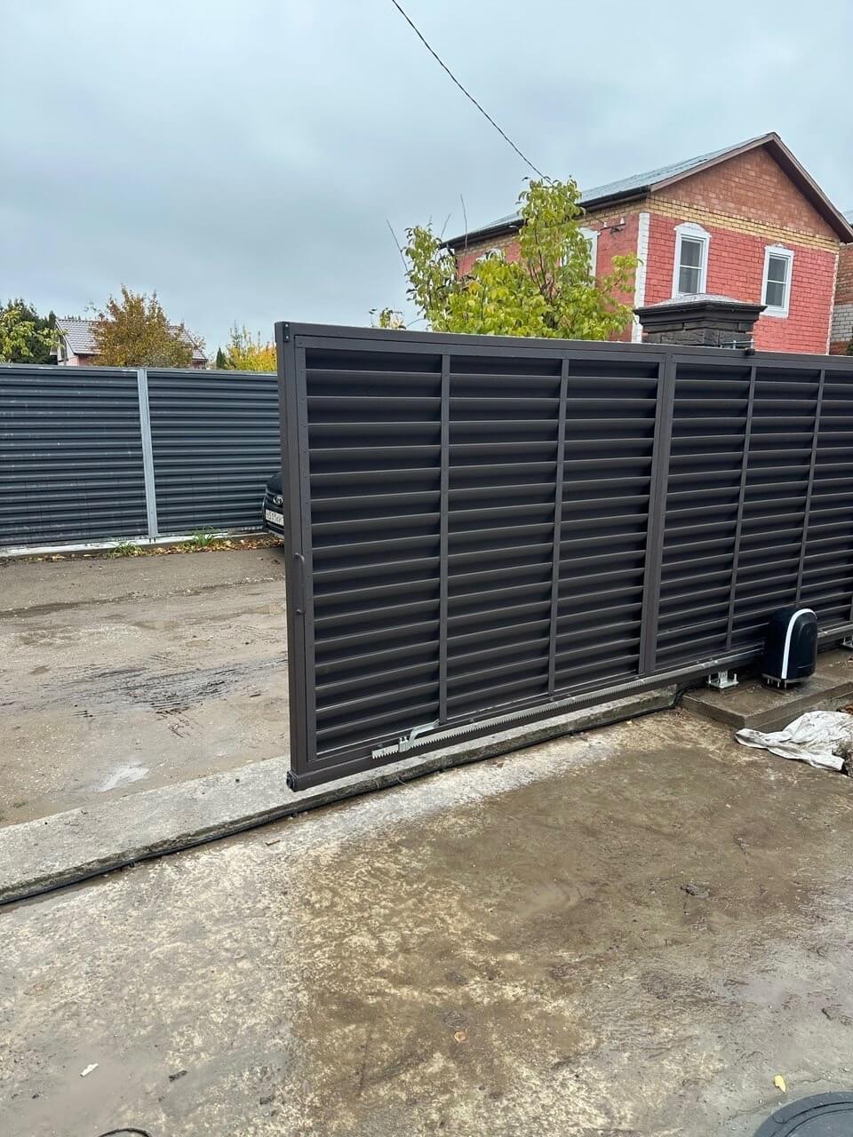 Забор из ламелей еврожалюзи 32м RAL8019/8019 Темный Шоколад двусторонний МАТТЕ фото 1 в Владимире