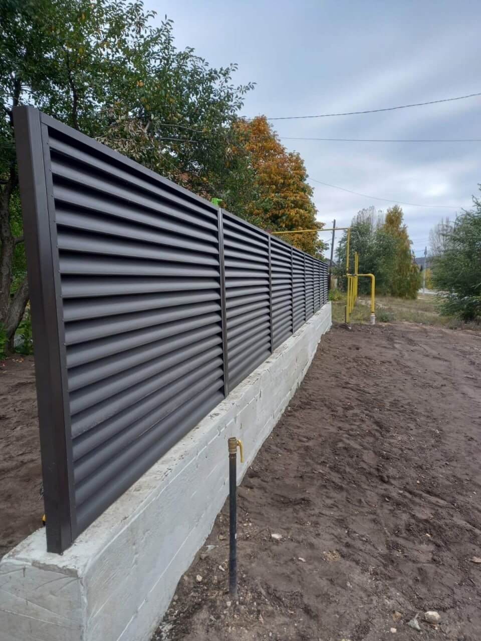 Забор из ламелей еврожалюзи 34м RAL8019/8019 Темный Шоколад двусторонний МАТТЕ фото 3 в Владимире