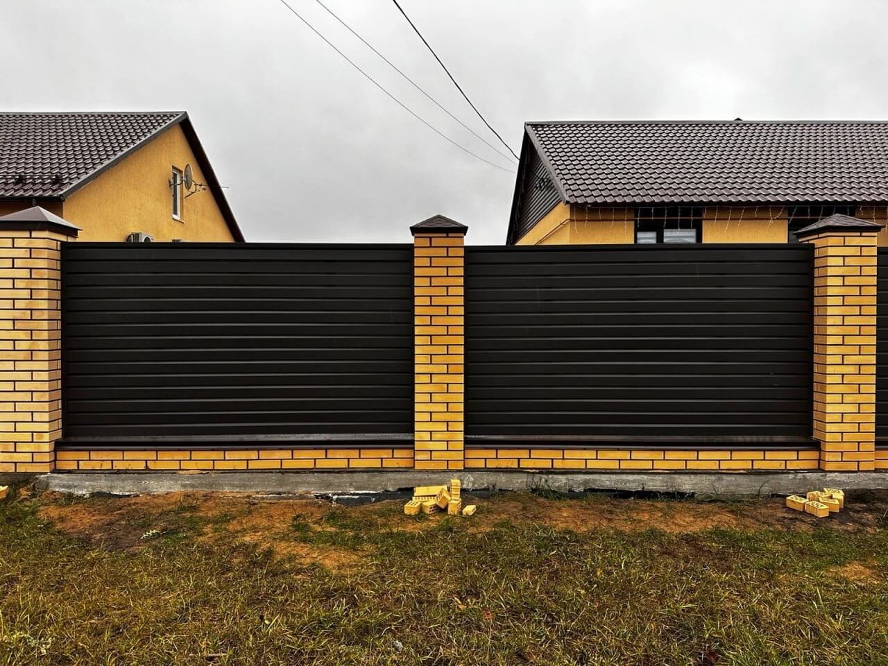 Забор из ламелей Хай-Тек 32м RAL8019/8019 Темный Шоколад двусторонний МАТТЕ фото 1 в Владимире
