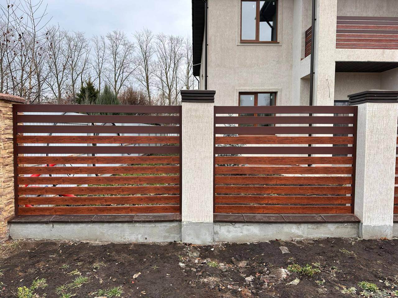 Забор-ранчо из металлопланкена 10м RAL8017 Шоколад МАТТЕ + Темное Дерево (Printech) фото 4 в Владимире