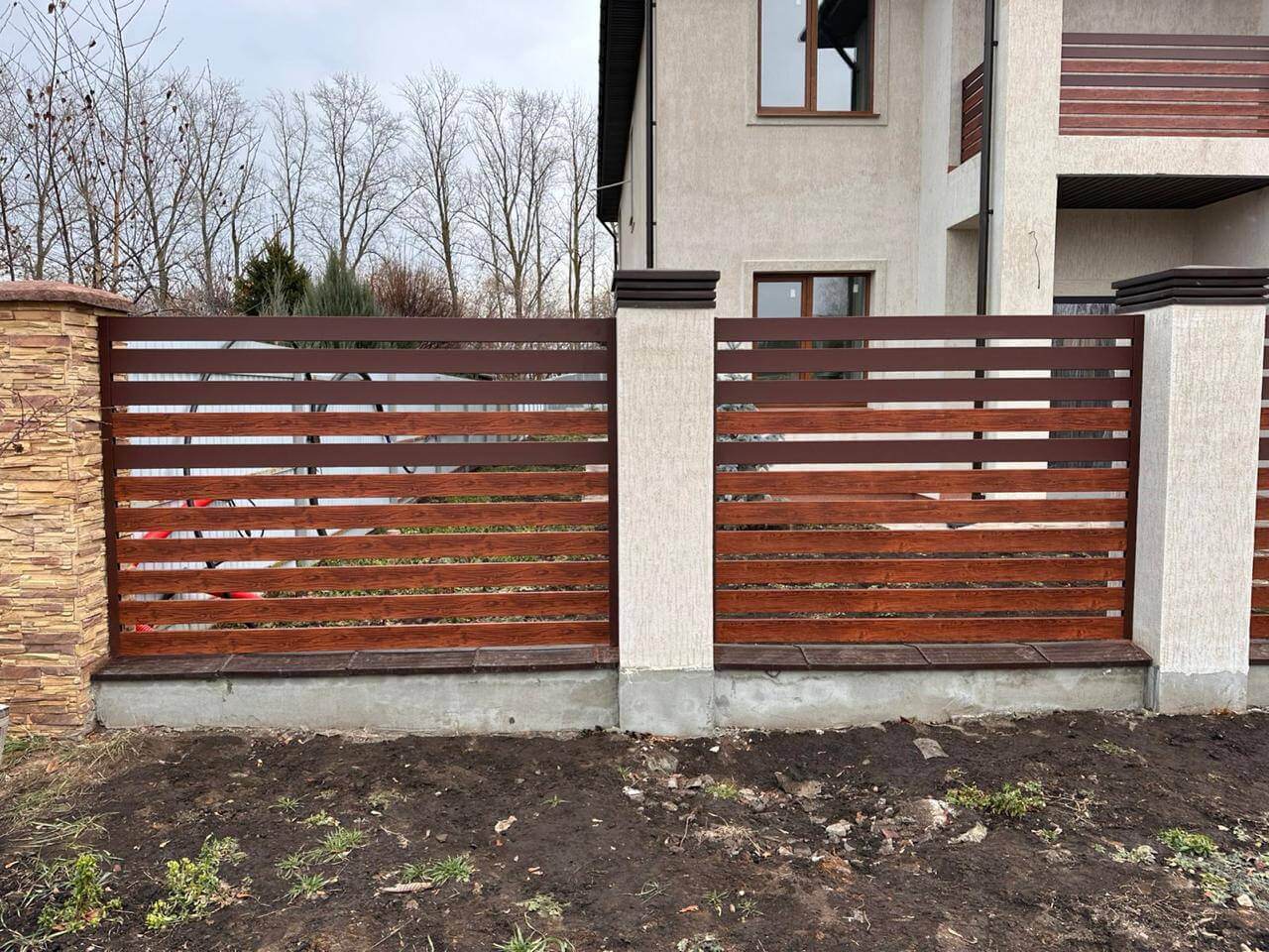 Забор-ранчо из металлопланкена 10м RAL8017 Шоколад МАТТЕ + Темное Дерево (Printech) фото 2 в Владимире