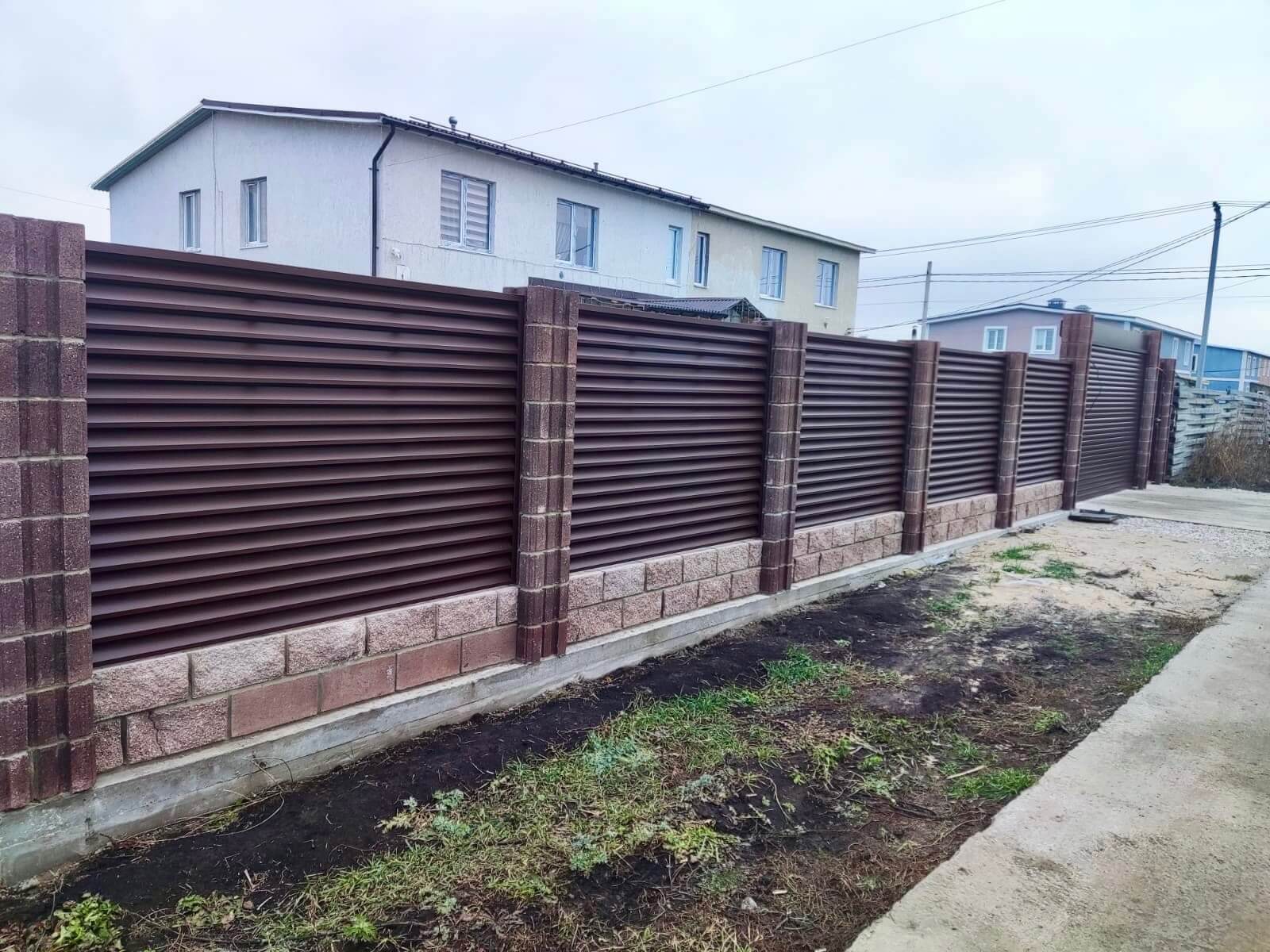Забор-жалюзи из ламелей ЭКО-Z 13м RAL8019/8019 Темный Шоколад двусторонний МАТТЕ фото 1 в Владимире