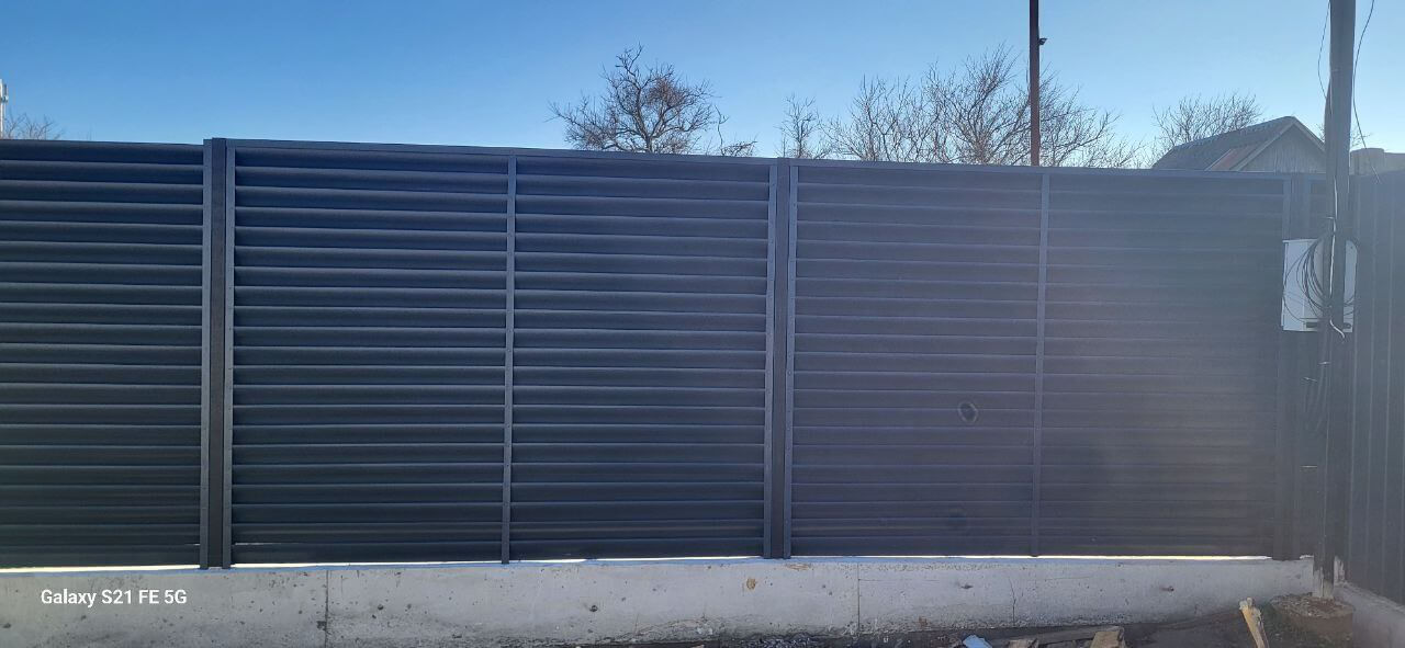 Забор из ламелей еврожалюзи 30м RAL7024/7024 Серый Графит двусторонний фото 6 в Владимире