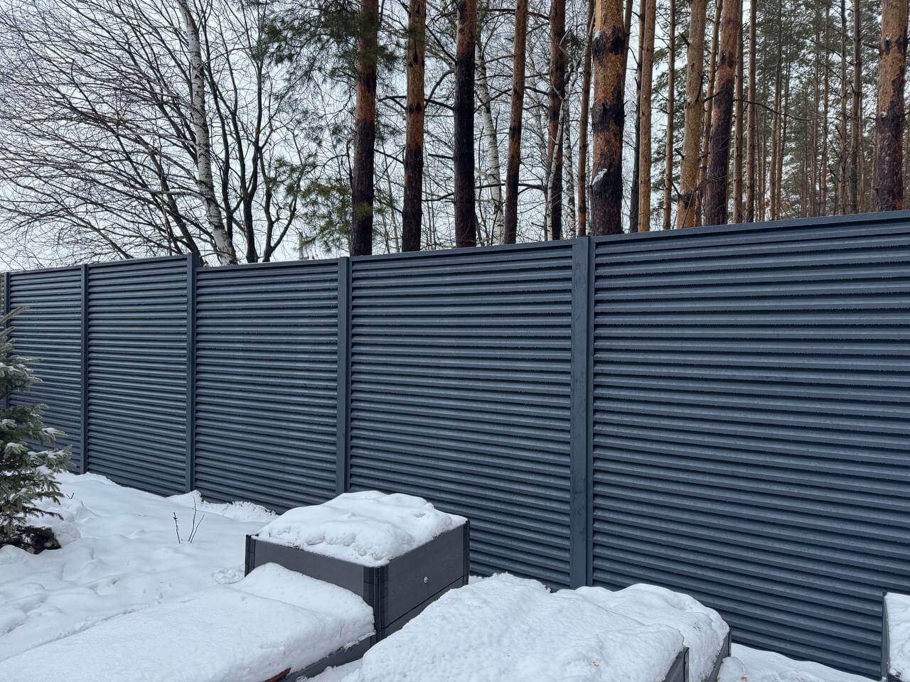 Забор-жалюзи из ламелей ЭКО-Z-US 54м RAL7024/7024 Серый Графит двусторонний МАТТЕ фото 3 в Владимире