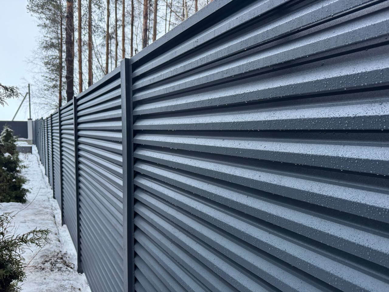 Забор-жалюзи из ламелей ЭКО-Z-US 54м RAL7024/7024 Серый Графит двусторонний МАТТЕ фото 2 в Владимире
