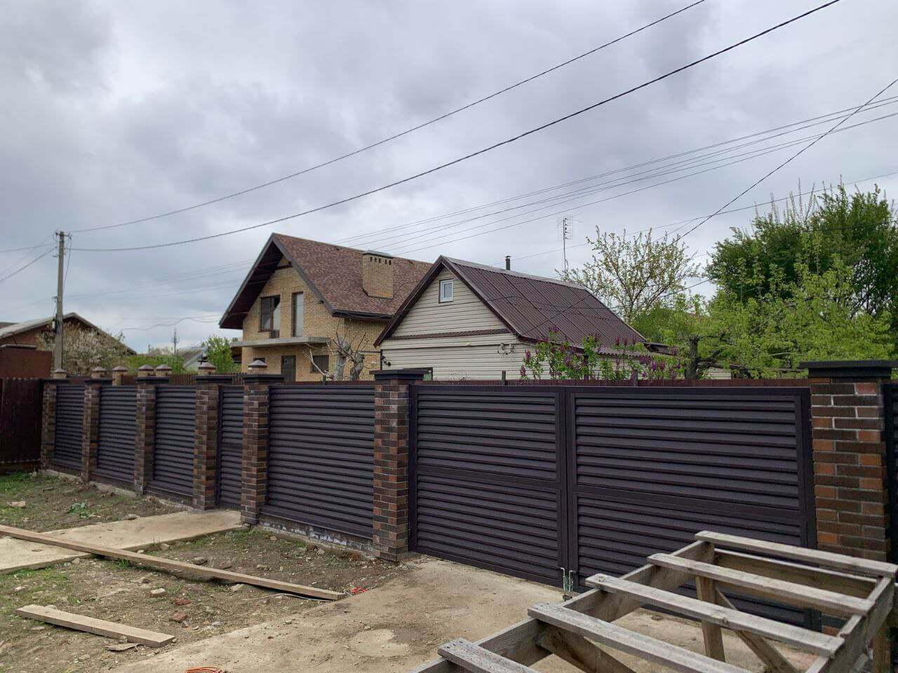 Забор-жалюзи из ламелей Реснички 24м RAL8019/8019 Темный Шоколад двусторонний МАТТЕ фото 2 в Владимире