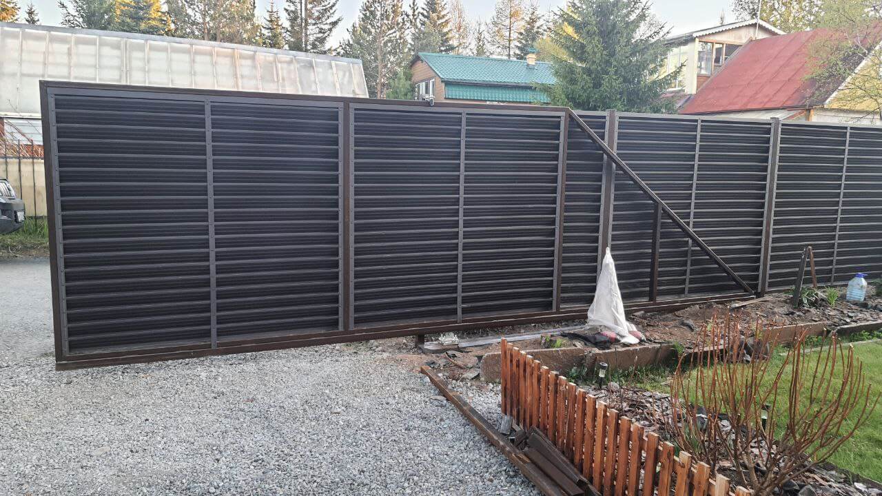 Забор-жалюзи из ламелей ЭКО-Z-US 12м RAL8019/8019 Темный Шоколад двусторонний МАТТЕ фото 3 в Владимире