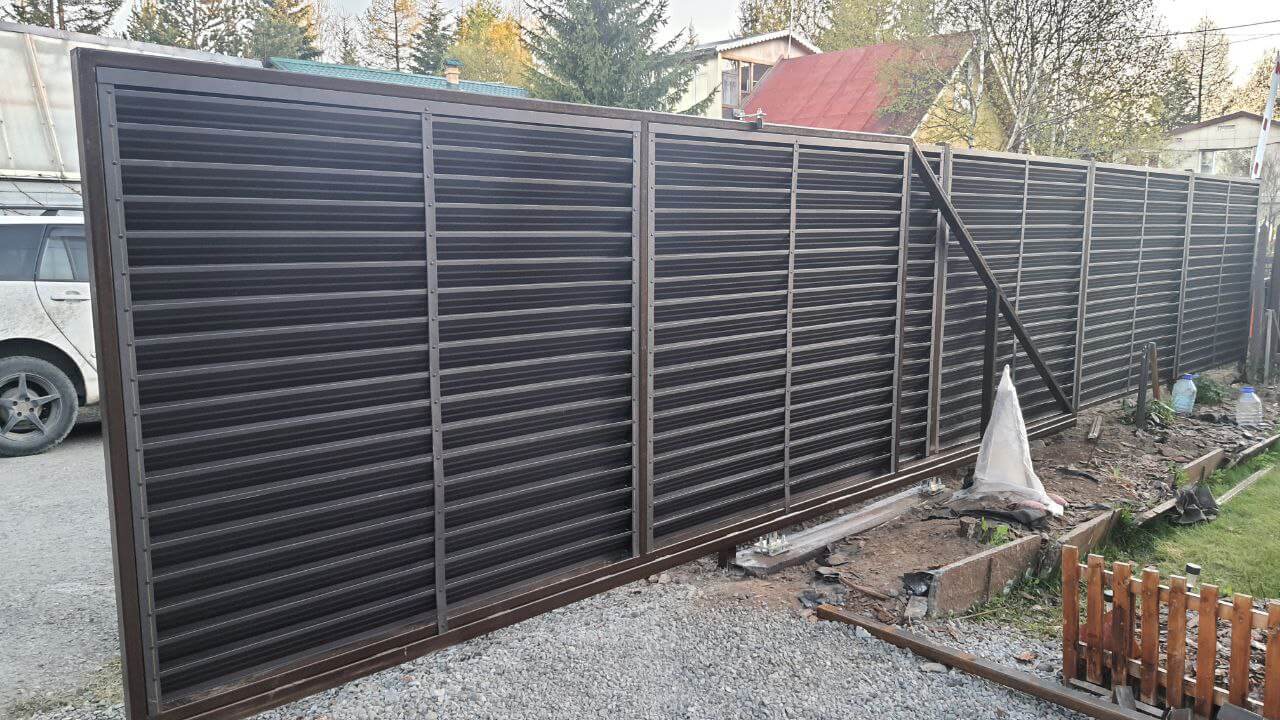 Забор-жалюзи из ламелей ЭКО-Z-US 12м RAL8019/8019 Темный Шоколад двусторонний МАТТЕ фото 1 в Владимире