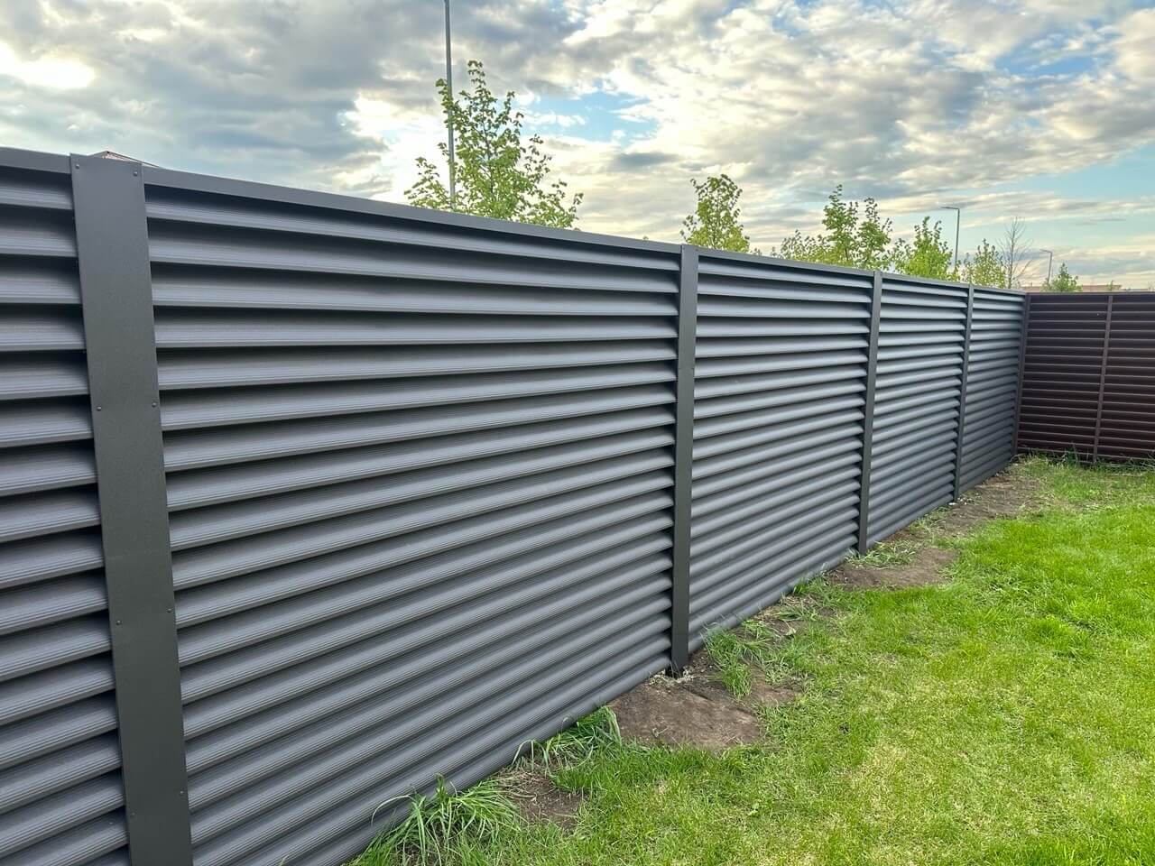 Забор из ламелей еврожалюзи 43м RAL8019/8019 Темный Шоколад двусторонний МАТТЕ фото 1 в Владимире
