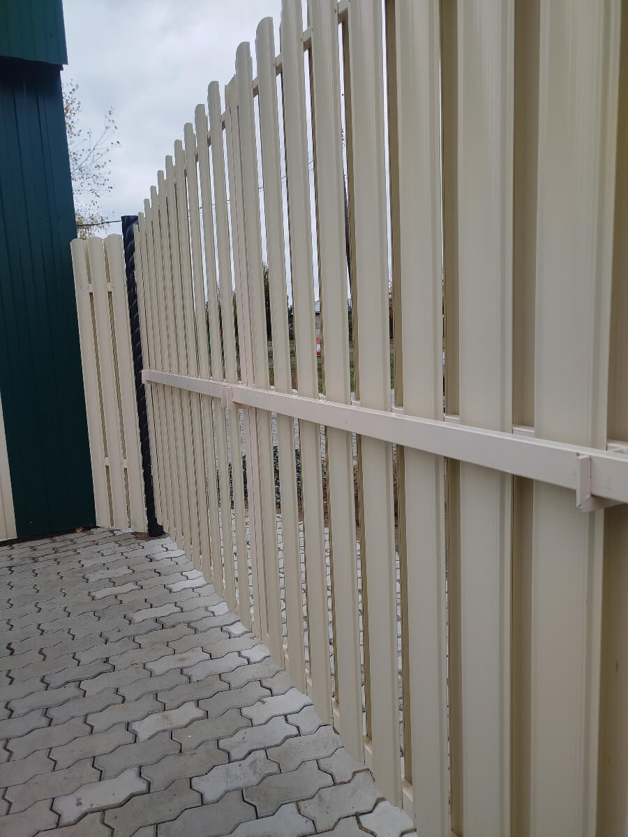 Забор из евроштакетника 14м RAL1015/1015 Слоновая Кость двусторонний фото 4 в Владимире
