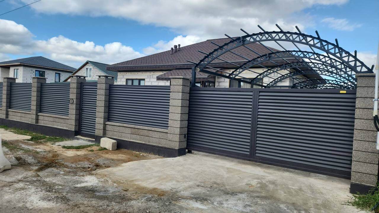 Забор-жалюзи из ламелей Реснички 27м RAL8019/8019 Темный Шоколад двусторонний МАТТЕ фото 2 в Владимире