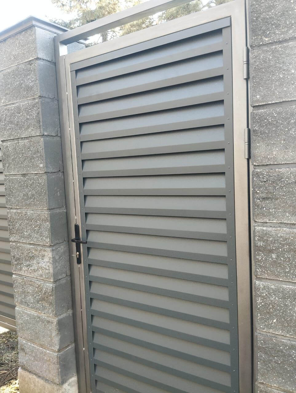 Откатные ворота с калиткой из ламелей Реснички RAL7024/7024 Серый Графит двусторонний МАТТЕ фото 2 в Владимире
