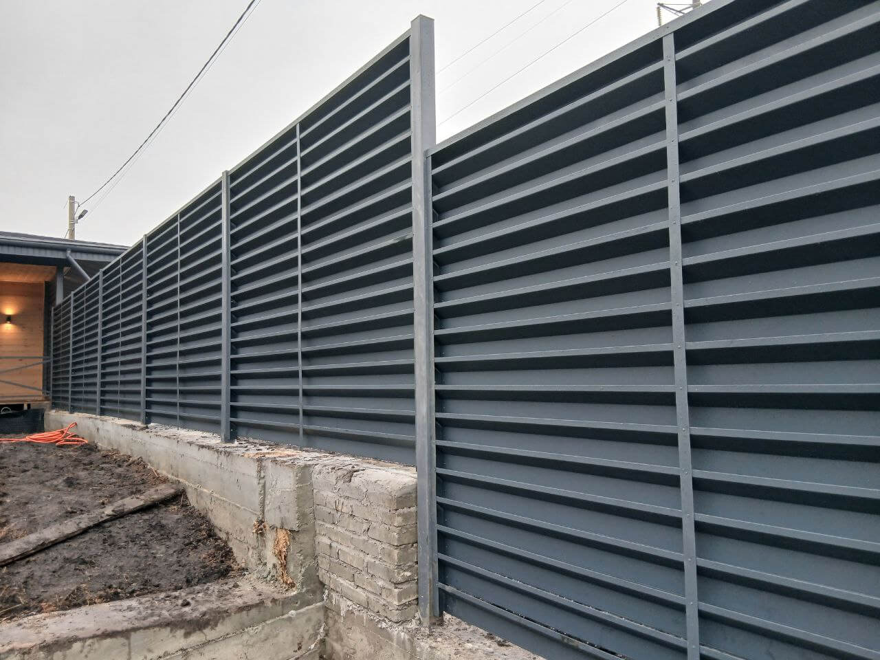 Забор-жалюзи из ламелей Хай-Тек 37м RAL7024/7024 Серый Графит двусторонний МАТТЕ фото 6 в Владимире