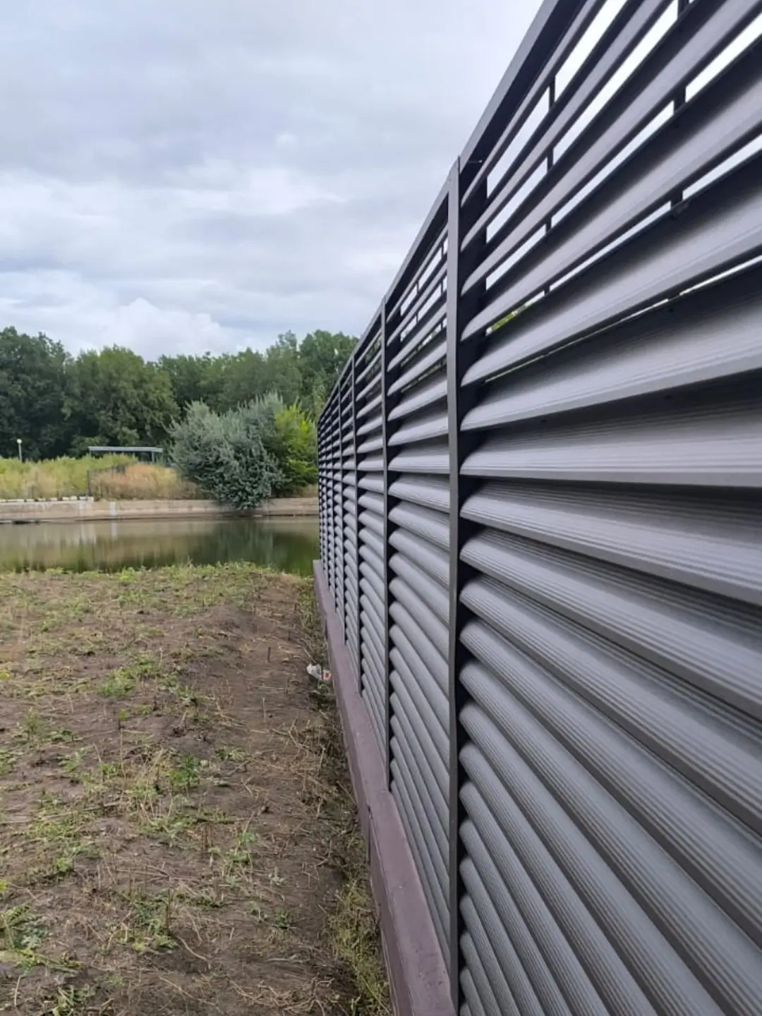 Забор-жалюзи из ламелей еврожалюзи 86м RAL8019/8019 Темный Шоколад двусторонний МАТТЕ фото 7 в Владимире