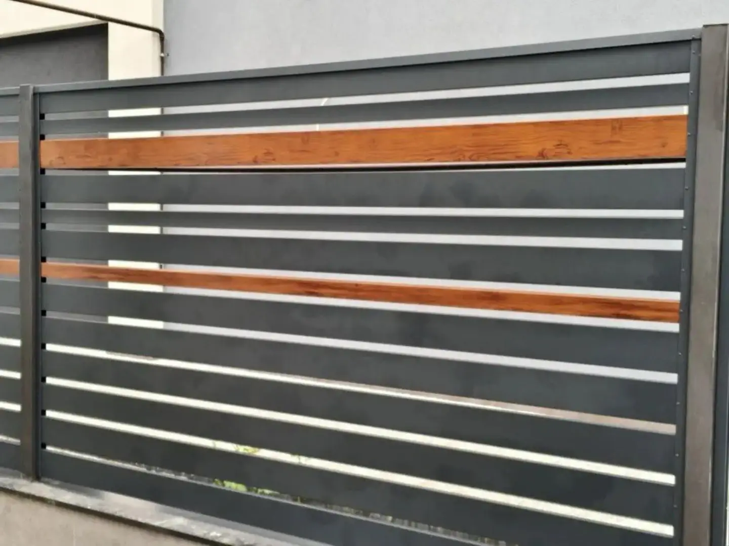 Забор-ранчо из металлопланкена 43м RAL7024 Серый Графит МАТТЕ, Кедр Темный SteelArt фото 6 в Владимире