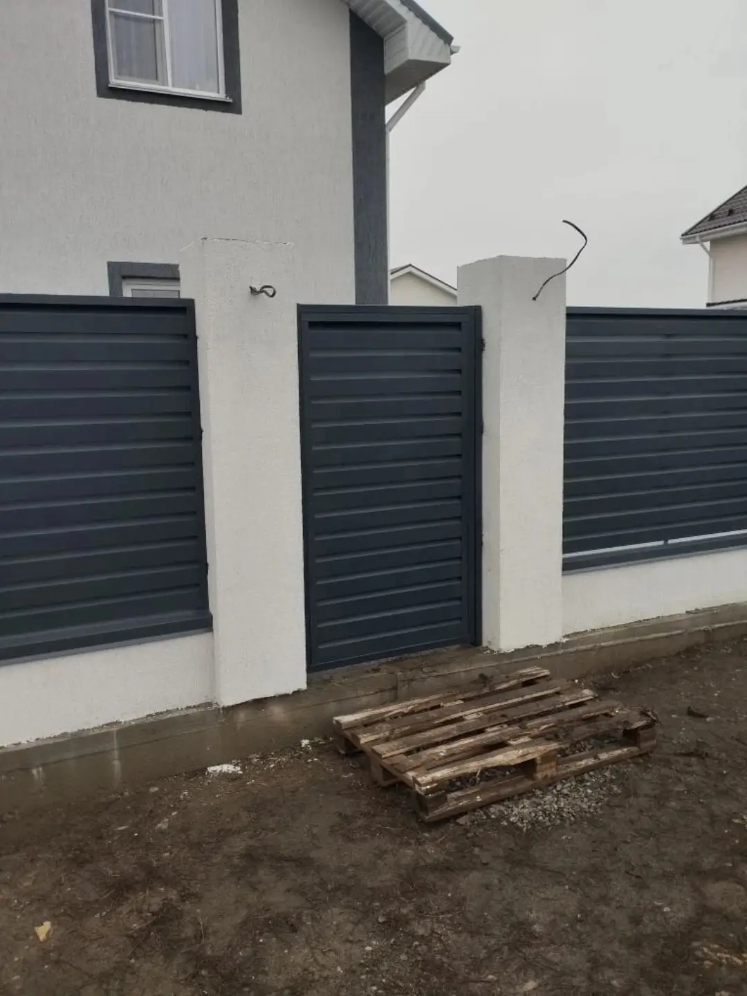 Забор-жалюзи из ламелей Хай-Тек 12м RAL7024 Серый Графит МАТТЕ фото 1 в Владимире