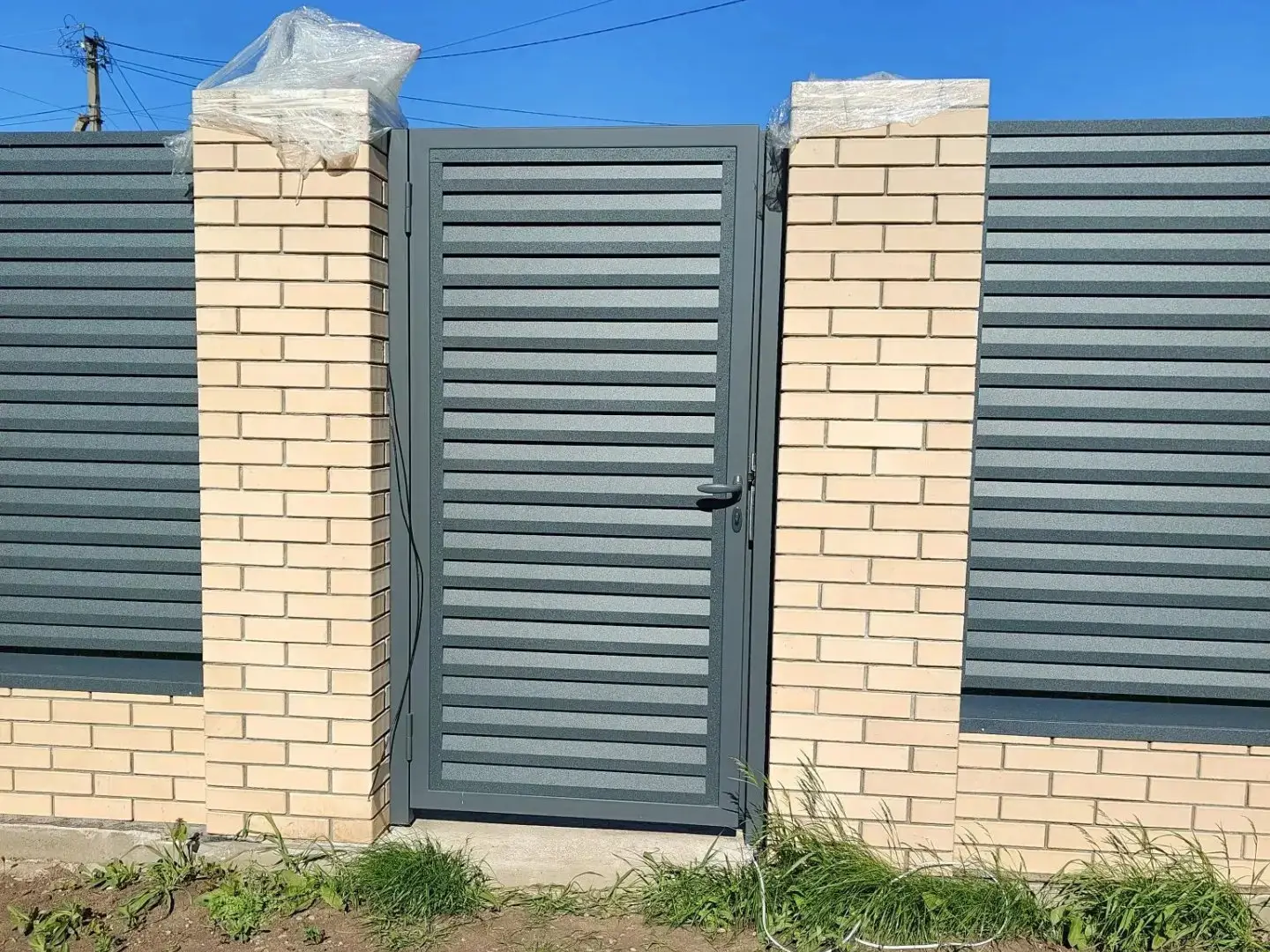 Забор-жалюзи из ламелей Реснички 16м RAL7024 Серый Графит Стальной Бархат фото 2 в Владимире