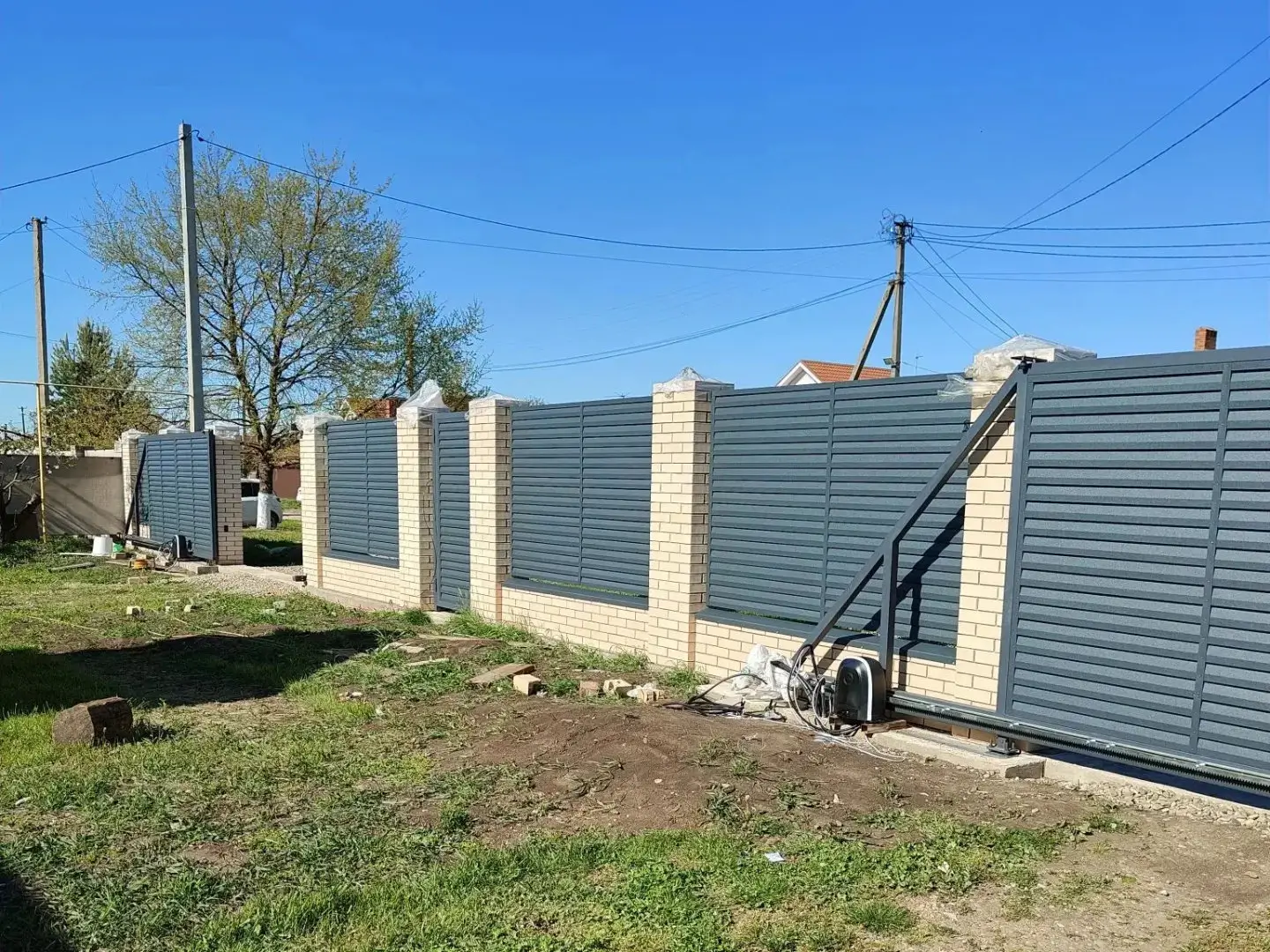 Забор-жалюзи из ламелей Реснички 16м RAL7024 Серый Графит Стальной Бархат фото 1 в Владимире