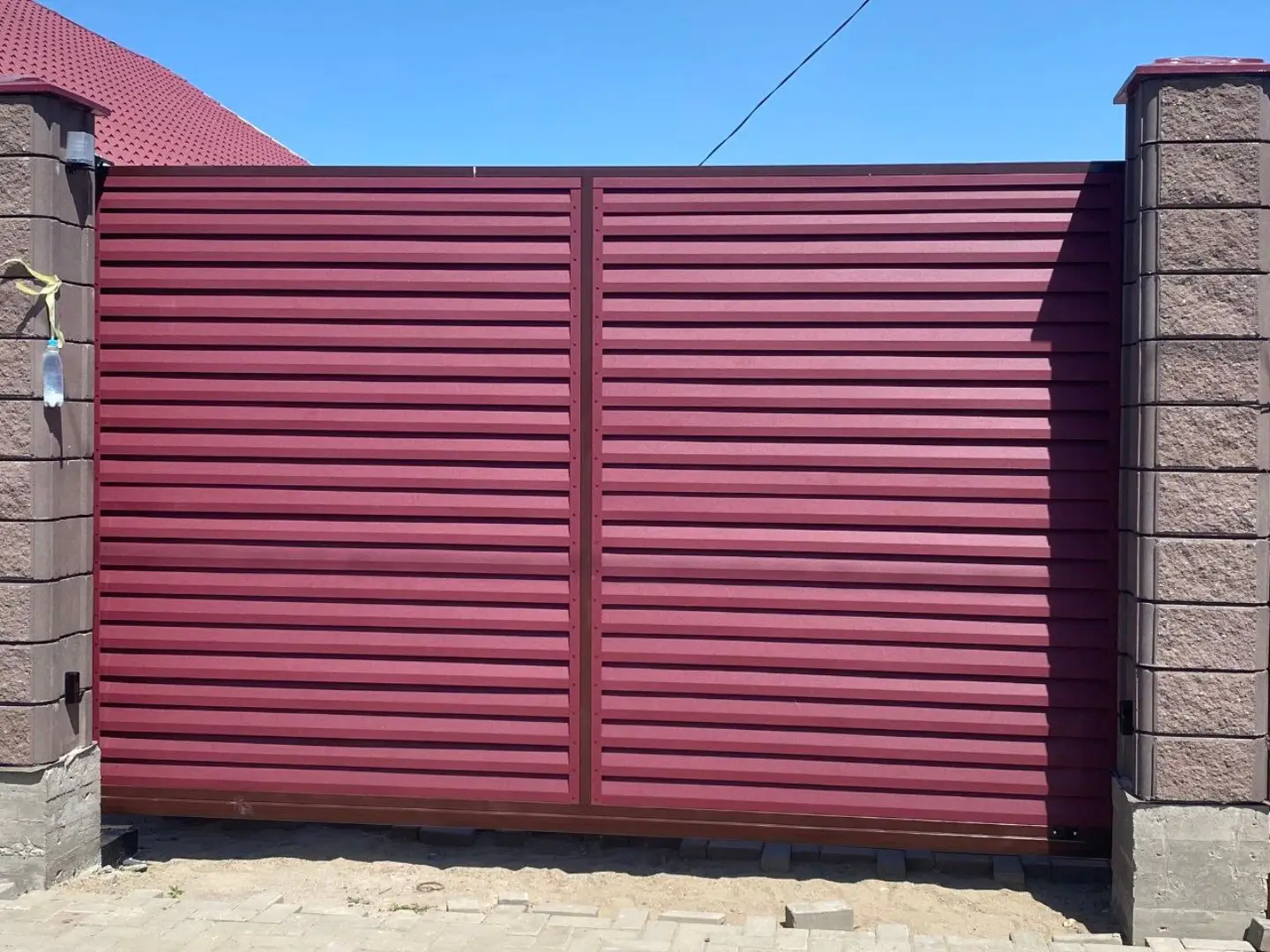 Входная группа из ламелей Реснички RAL3005 Красное Вино Rooftop Бархат фото 1 в Владимире