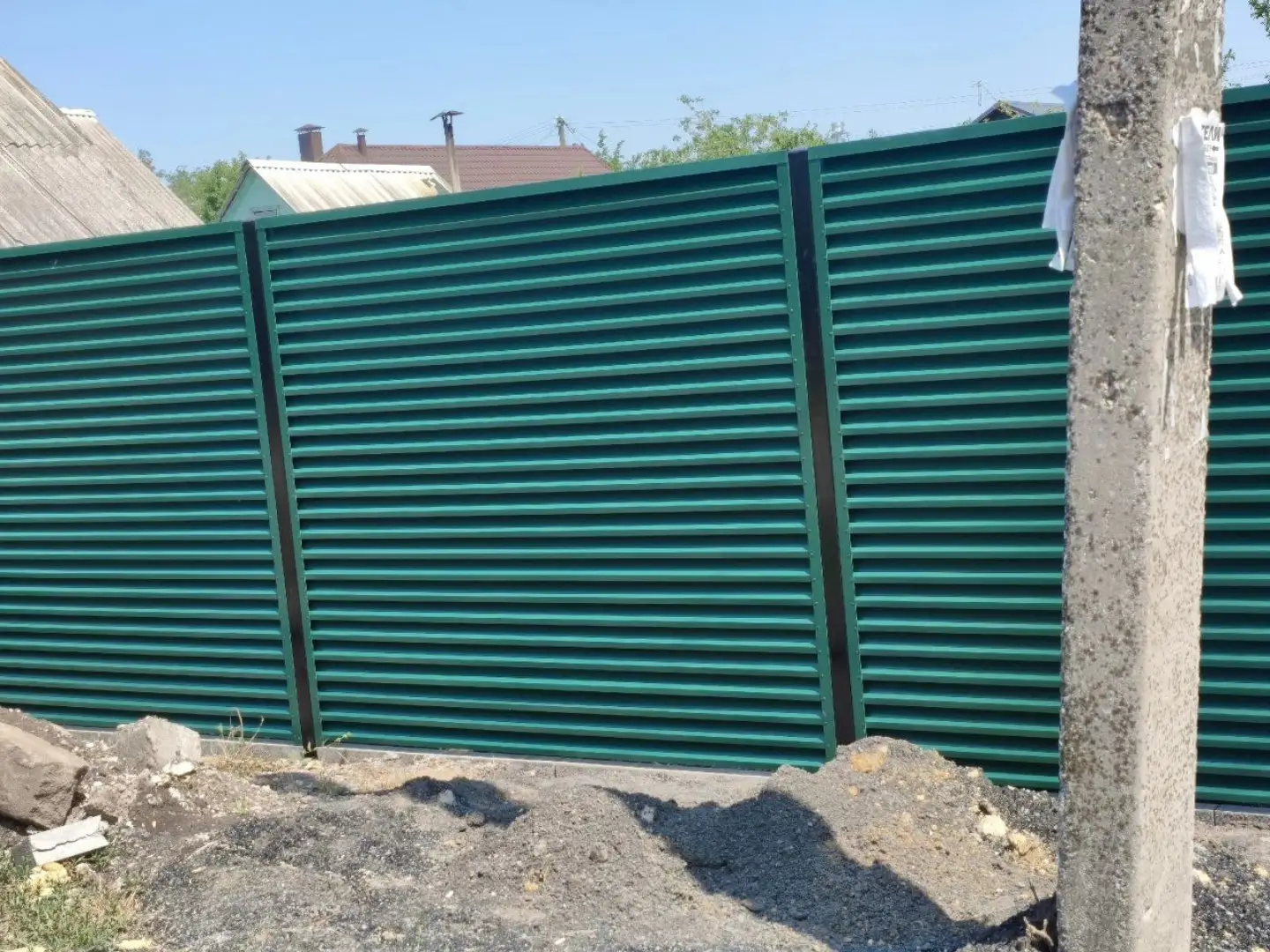 Забор-жалюзи из ламелей ЭКО-Z 24м RAL6005 Зеленый Мох фото 1 в Владимире